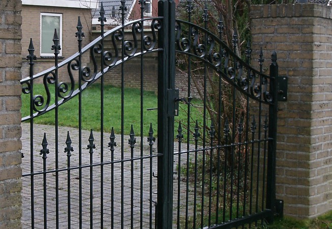 Een hek van siersmeedwerk in Hoogkerk, rond 1995 gerealiseerd door Constructiebedrijf Spakman.